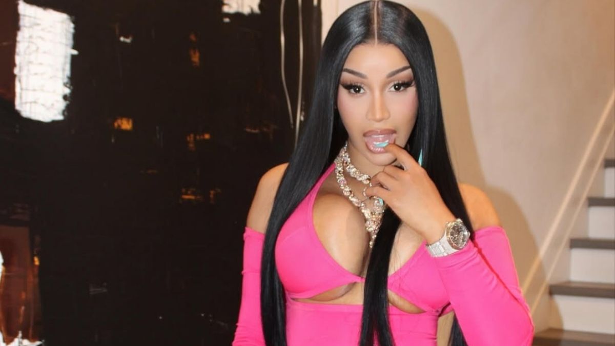Ilustrasi cardi b crop top untuk artikel Cardi B Crop Top Pink: Penampilan Berani dengan Cutouts