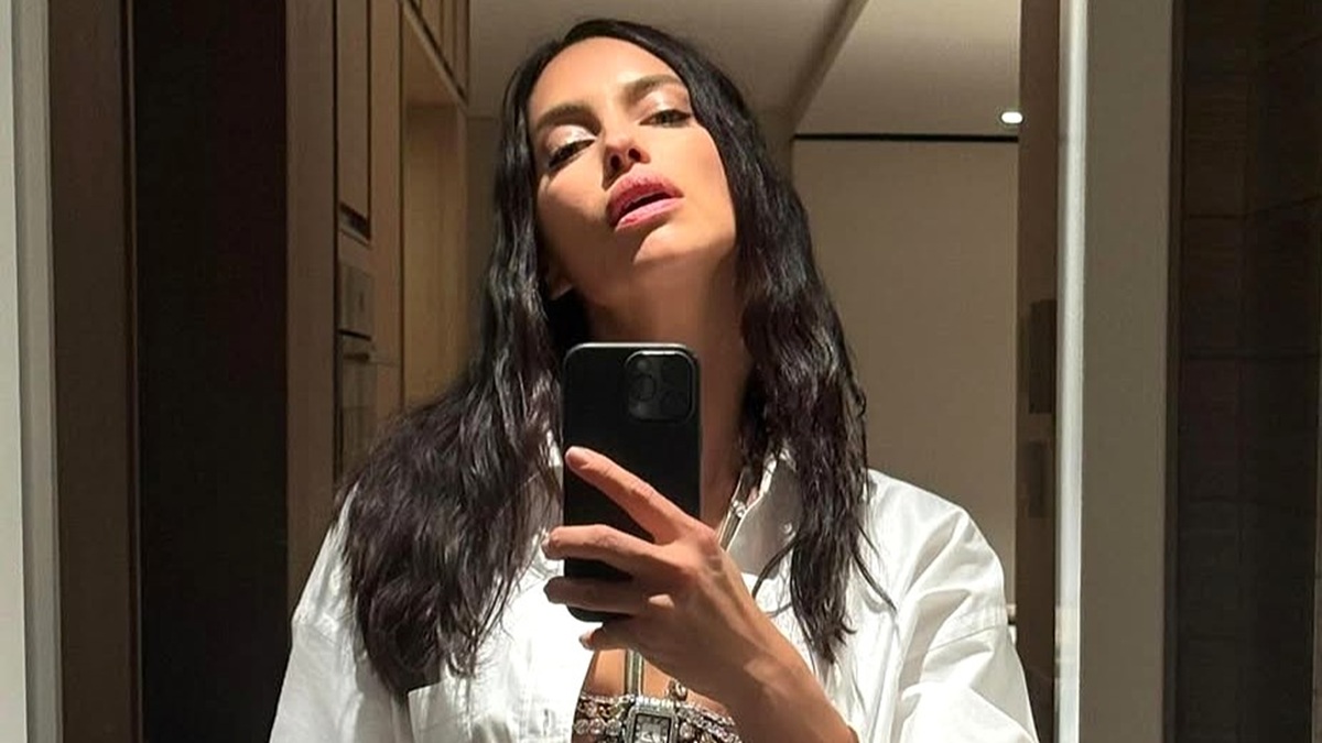 Ilustrasi dress punggung terbuka untuk artikel Irina Shayk Tampil dengan Dress Punggung Terbuka di Rooftop