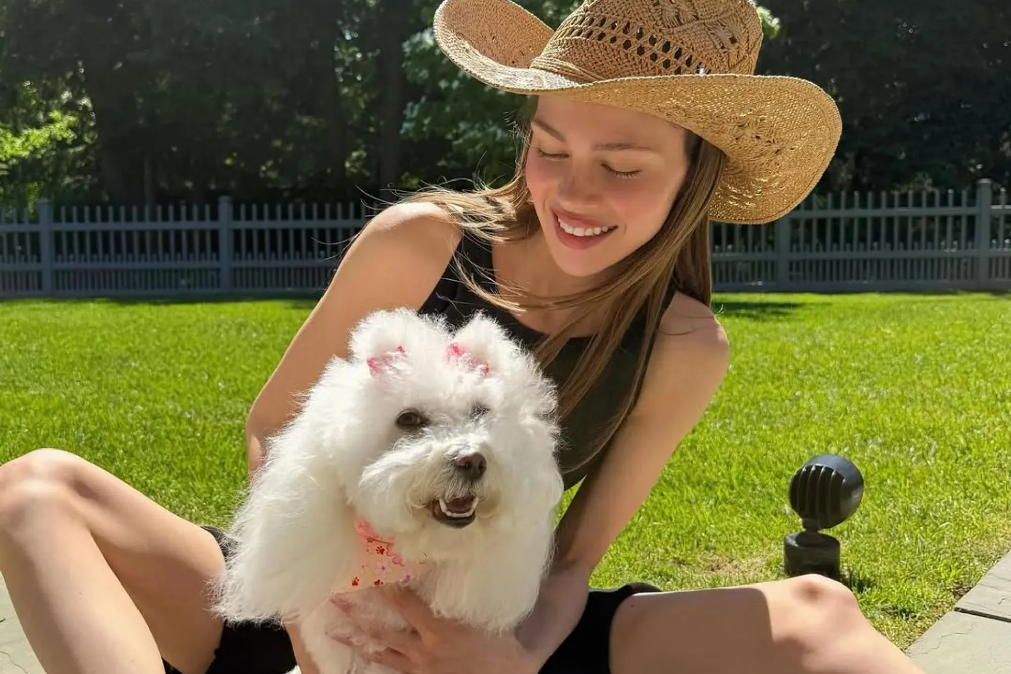 Ilustrasi nicola peltz yayasan untuk artikel Nicola Peltz yayasan: Berpisah dari Yogi's House