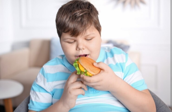 Ilustrasi obesitas anak untuk artikel Dokter: Obesitas Anak Tingkatkan Risiko Penyakit