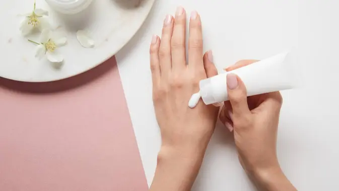 Ilustrasi hand cream terbaik untuk artikel Hand Cream Terbaik untuk Atasi Tangan Kering dan Pecah-Pecah