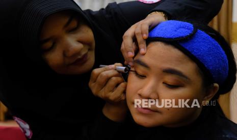Ilustrasi makeup kesehatan mental untuk artikel Makeup kesehatan mental: Makeup dan Kesehatan Mental: Sisi Lain…