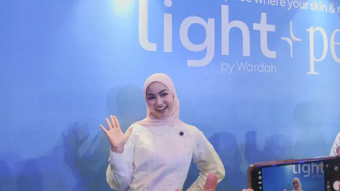 Ilustrasi rutinitas skincare untuk artikel Xaviera Putri Ungkap Rutinitas Skincare Pagi yang Simpel