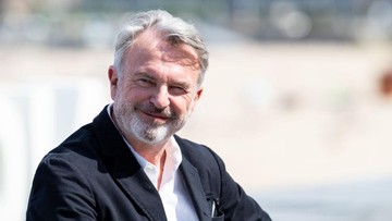 Ilustrasi sam neill meninggal untuk artikel Sam Neill Meninggal, Sebelumnya Berjuang Lawan Pneumonia