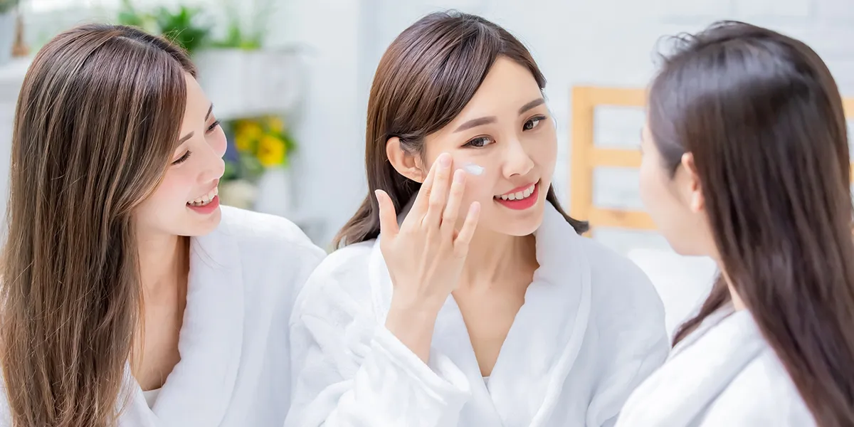 Ilustrasi skincare pagi malam untuk artikel Skincare pagi malam: Skincare Pagi dan Malam Punya Fungsi Berbeda