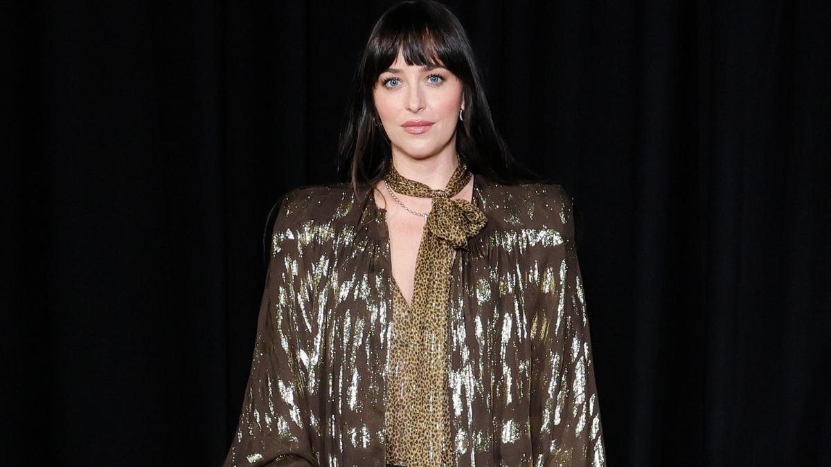 Ilustrasi dakota johnson valentino untuk artikel Dakota Johnson Valentino: Gaun Merah Berpotongan Berani