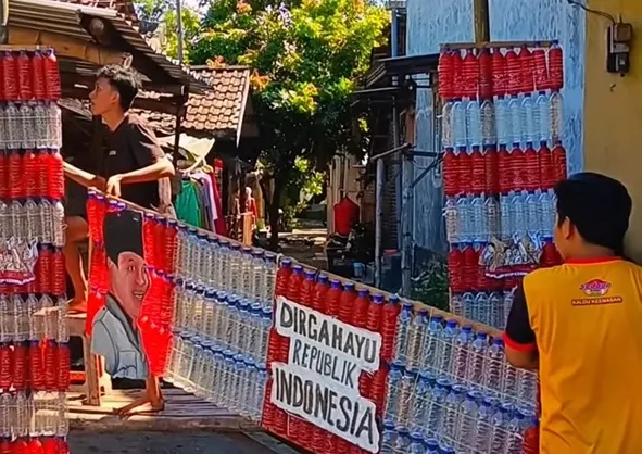 Ilustrasi gapura merah putih untuk artikel Warga Sooko Sulap Botol Bekas Jadi Gapura Merah Putih