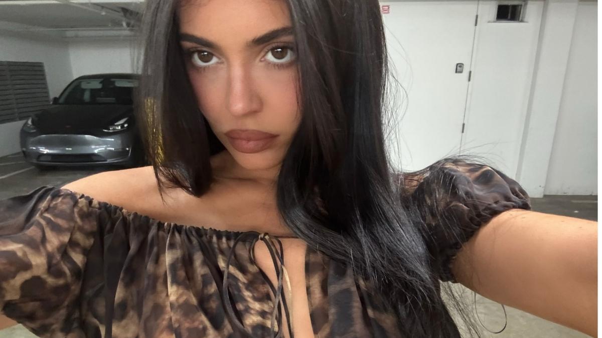 Ilustrasi kylie jenner untuk artikel Kylie Jenner Tampil Berani dengan Gaun Cutout di Pernikahan