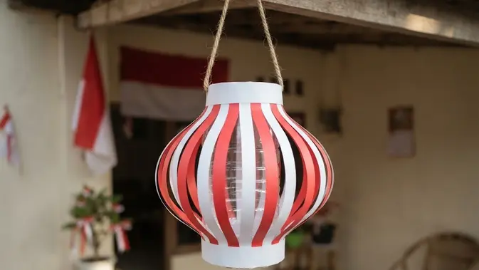 Ilustrasi lampion merah putih untuk artikel Lampion Merah Putih dari Botol Plastik untuk 17 Agustus
