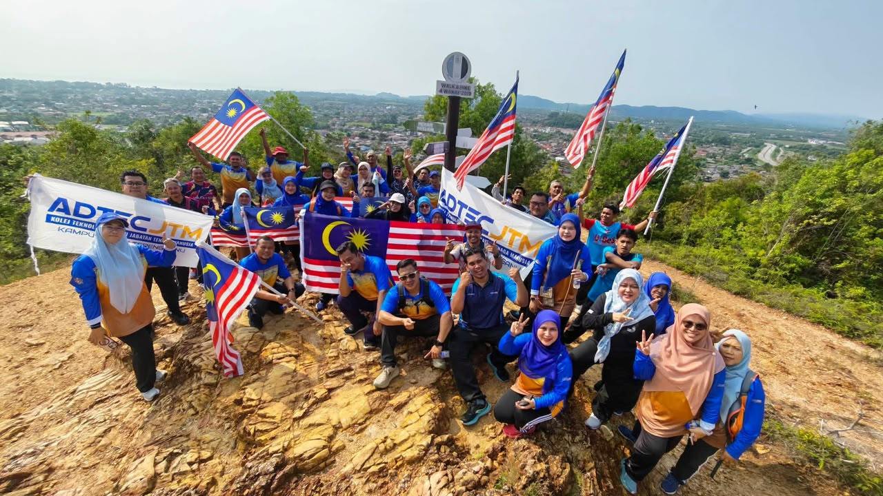 Ilustrasi pendakian bukit besar untuk artikel Pendakian Bukit Besar Semarakkan Bulan Kebangsaan
