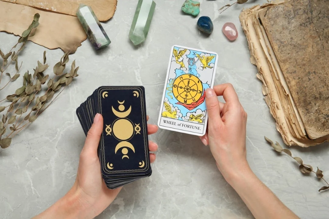 Ilustrasi tarot 5 agustus untuk artikel Tarot 5 Agustus: Tren dan Pesan untuk 12 Zodiak