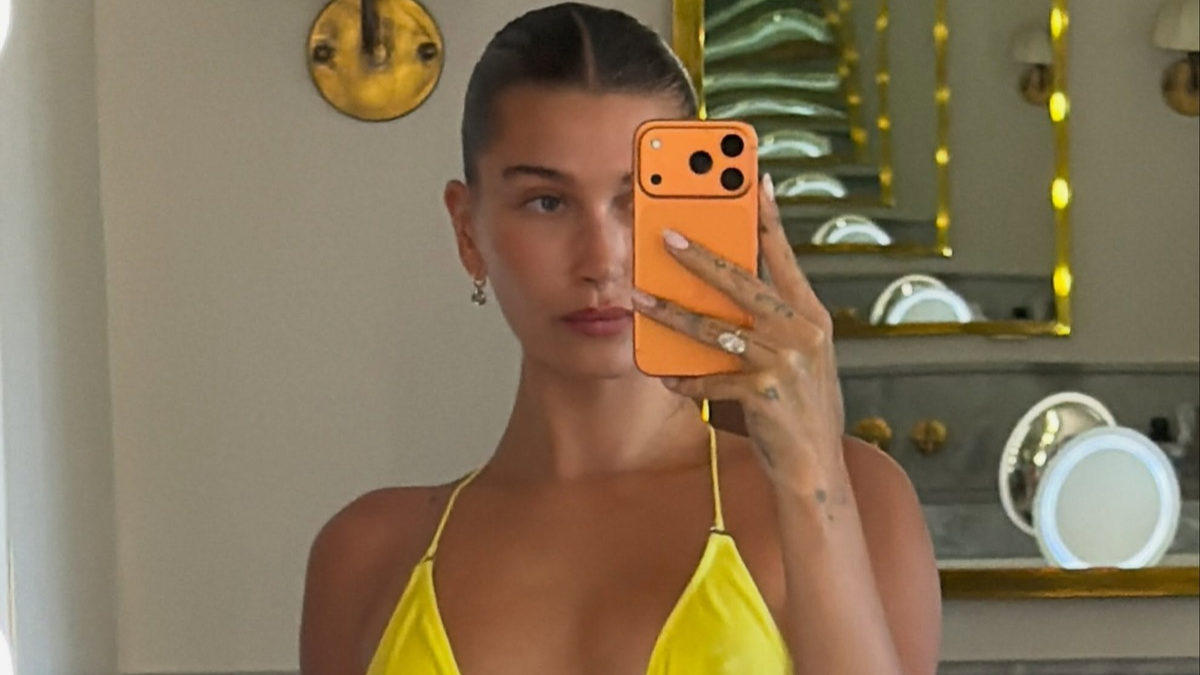 Ilustrasi gaun hailey bieber untuk artikel Gaun Hailey Bieber Bermotif Animal dengan Manolo Blahniks
